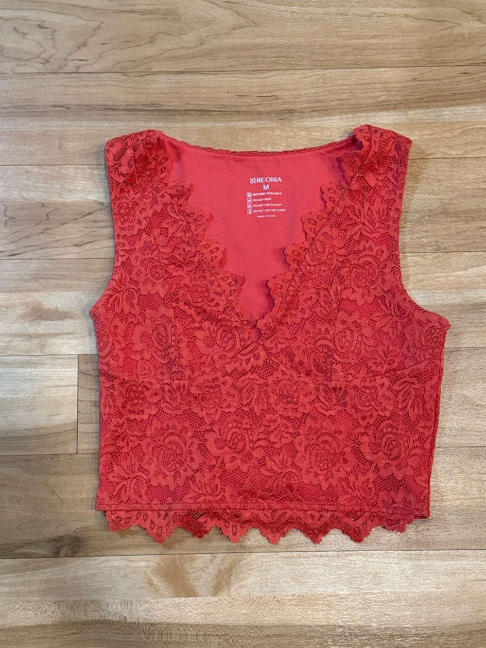 ReoRia Red Lace V-Neck Crop Top